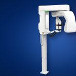 دستگاه CBCT مدل DEXIS OP 3D روی زمینه سرمه‌ای؛ تصویر شاخص مقاله آرتیفکت CBCT و منشأ فیزیکی آن